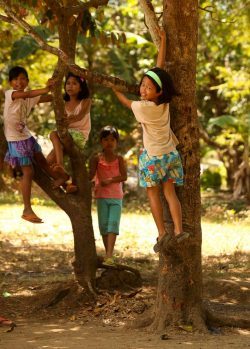 filipino-children-play-around-the-reconstruction-of-8309b9-1024